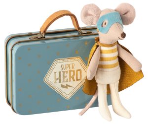 עכבר סופר גיבור במזוודה