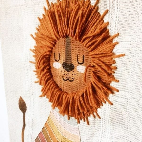עיטור קיר עם תמונת אריה מכותנה