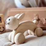ארנבון על גלגלים מעץ מלא