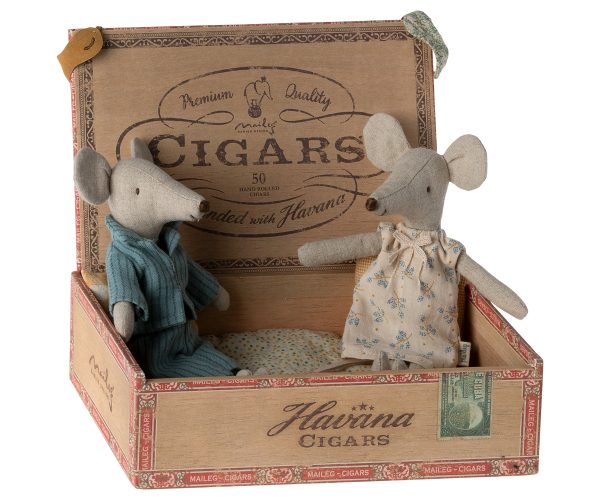 בובות עכברים של אמא ואבא בקופסת סיגרים