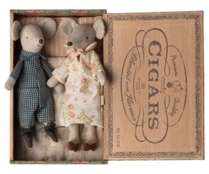 בובות עכברים של סבתא וסבא בקופסת סיגרים